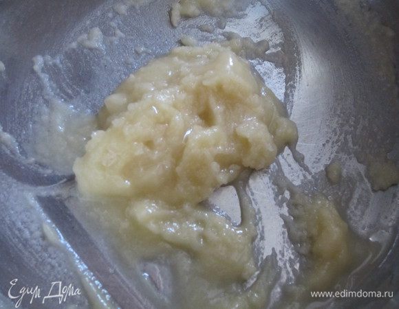 Соус Бешамель: Молоко слегка подогреть. Сливочное масло распустить и ввести муку, хорошо перемешать..