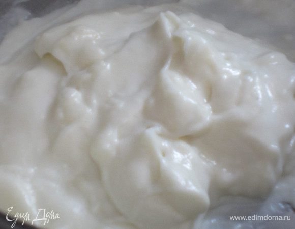 Тонкой струйкой влить молоко и размешать, чтобы не было комочков. Соус варить до загустения, постоянно помешивая. Посолить, добавить щепотку мускатного ореха