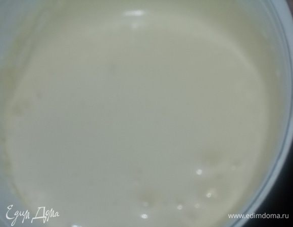 Яйцо растереть с сахаром добела, добавить масло и муку до мягкого теста.