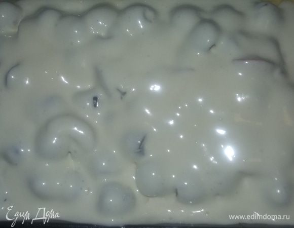 Полученным бисквитом замазать начинку, выпекать при t 180 гр 30-40 минут