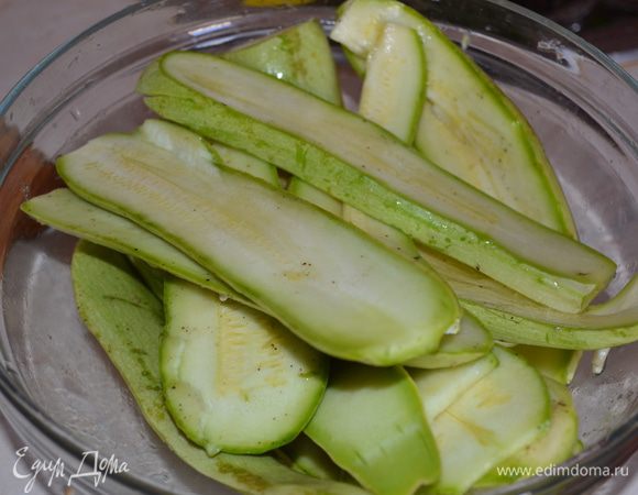 Кабачки нарезать вдоль на полоски, посолить и поперчить.