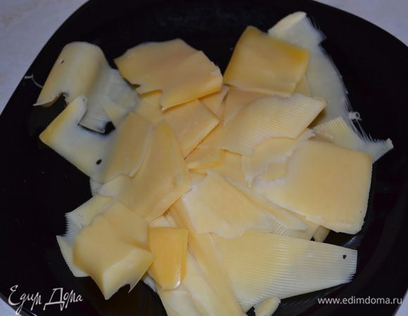 Сыр нарезать ломтиками. 