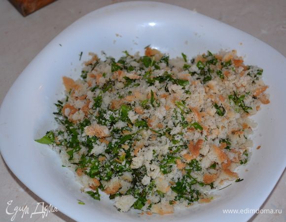 Хлебные крошки смешать с зеленью.