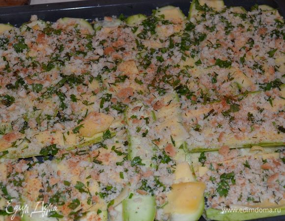 Кабачки выкладываем в форму для запекания в один шар. Смазываем оливковым маслом, выкладываем сверху пластинки сыра и посыпаем хлебными крошками с зеленью. Поливаем немного ол.маслом. Запекаем 30-40 минут при темп.180 гр.
