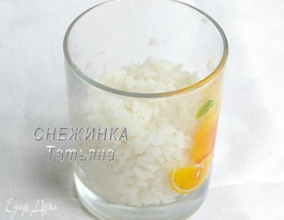 Рис отвариваем до готовности. Я брала круглозёрный, чтобы сырники получились более клейкие. Варила рис в большом количестве воды, без соли. То есть варим не кашу, а рис в воде, потом просто сцеживаем. Должно получиться пол стакана готового риса.