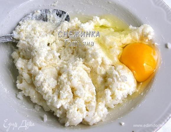 В это время смешиваем творог, соль, сахар. Творог у меня был очень жирный, он мягкий и нежный. Поэтому если у Вас будет обезжиренный творог или с невысокой жирностью, то лучше предварительно перетереть через сито. Добавляем охлаждённый варёный рис, яйцо.
