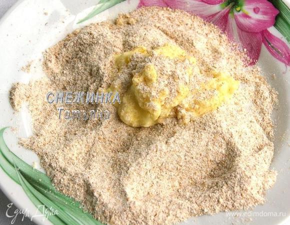 На тарелку насыпаем цельнозерновую муку, чтобы обваливать сырники. Берём ложку «теста», выкладываем в муку. Сверху присыпаем мукой и затем берём это «тесто» в ладошки. Не «забиваем» сырники мукой, как обычно это делаем)) Просто берём тесто из муки (со всех сторон оно будет в муке, поэтому к рукам липнуть не должно), придаём округлую форму, по необходимости сверху присыпая мукой.  