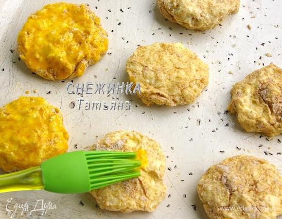 Противень смазываем сливочный маслом. На него укладываем сырники. Слегка взбиваем желток (или яйцо) и смазываем сверху сырники.