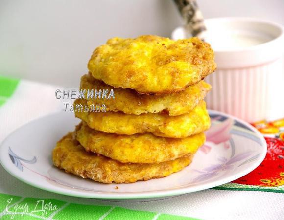 Ставим выпекаться в разогретую до 180С духовку на 15-20 минут до золотистого цвета, зависит от размеров сырников. 