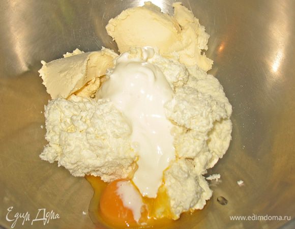 В миску кладем творог, желтки, масло комнатной температуры, сметану. 