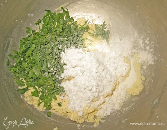 Добавить порезанную зелень (у меня петрушка), крахмал, разрыхлитель. Крахмала оказалось маловато, сырники после запекания не держали форму из-за мягкости. Надо в 2 раза больше.
