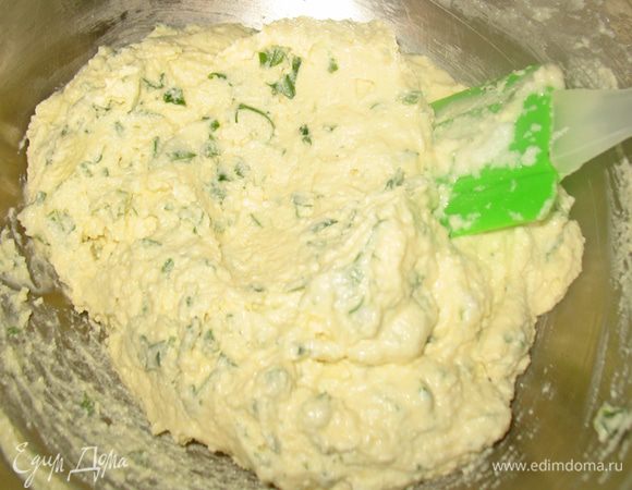 Белки добавить к творожной массе и аккуратно перемешать. 