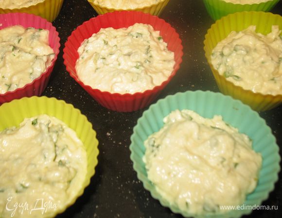 Творожную массу разложить по формочкам. Выпекаем в разогретой до 200 градусов духовке минут 20. 
