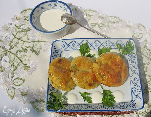 Остудить, вынуть из формочек, разложить по тарелочкам.