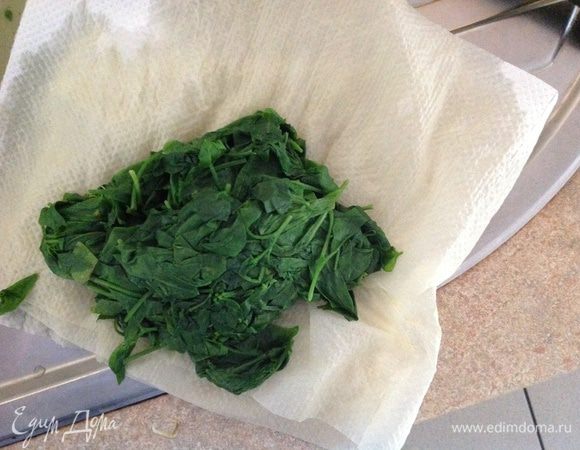 Шпинат бланшировать 30 сек (в копящей воде)
Остудить и промокнуть бумажным  полотенцем