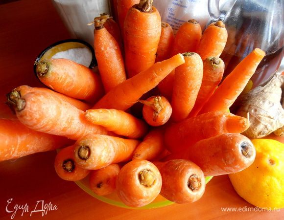 Молодую морковку помыть, отрезать кончики... Чистить от кожуры не обязательно)))