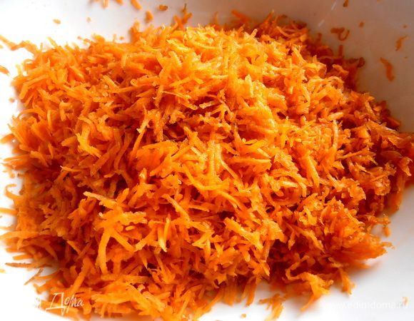 На этот раз морковь нужно натереть на мелкой тёрке.