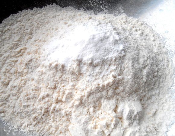 В другом блюде смешиваем муку, ваниль, соль, соду и разрыхлитель...