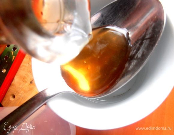 В стакан воды вливаем уксус...