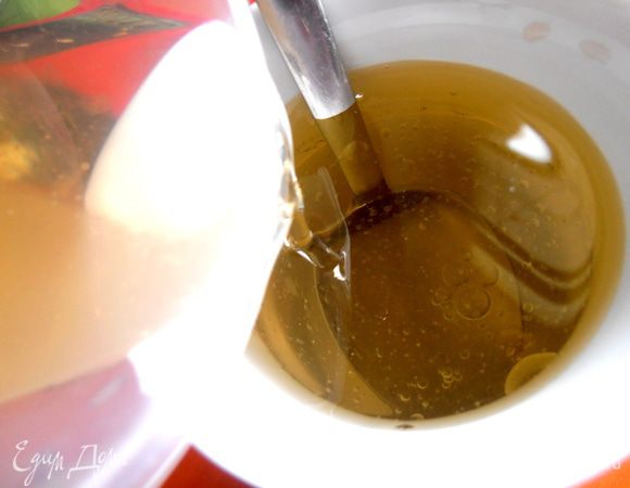 И смешиваем с растительным маслом ( масло лучше брать с нейтральным ароматом ).