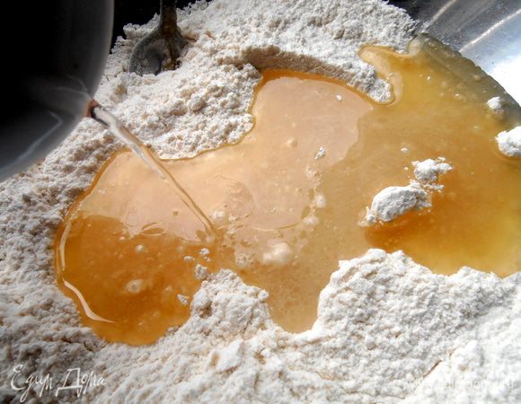 Выливаем жидкости в сухую массу...