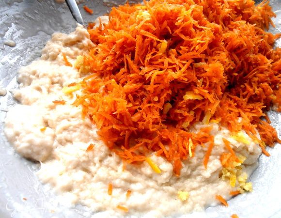Перемешиваем и выкладываем морковь...