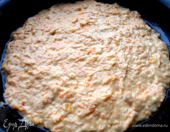 Затем делим на две порции и выпекаем два коржа при 200*.