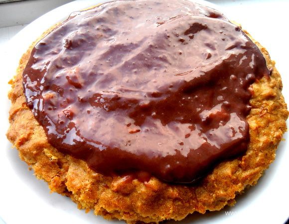 Нижний корж покрываем кремом...