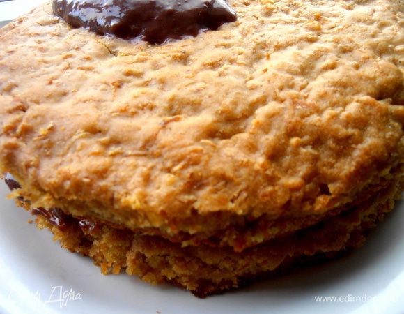 Кладём сверху второй корж с обрезанными краешками.