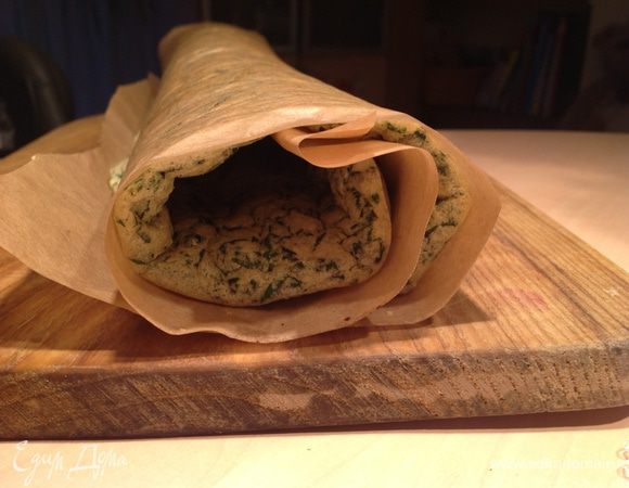 Достаем шпинатный бисквит из духовки. Сварачиваем  с пергаментом и оставляем до полного остывания.