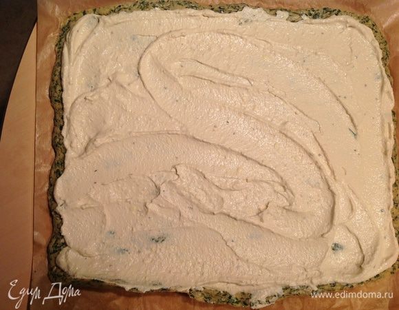 Творожную начинки распределяем на остывшем бисквите.