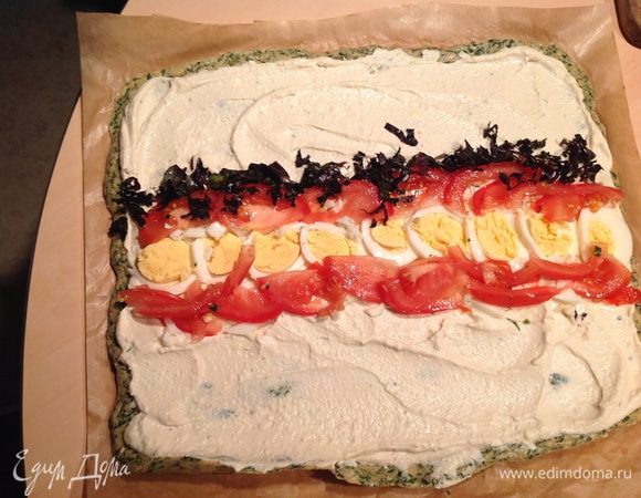 Укладываем по середине яйцо, томат и присыпаем базиликом.