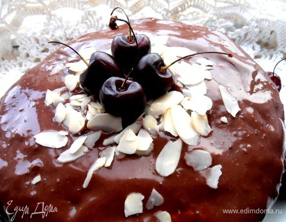 Украшаем миндальными лепестками и вишней...