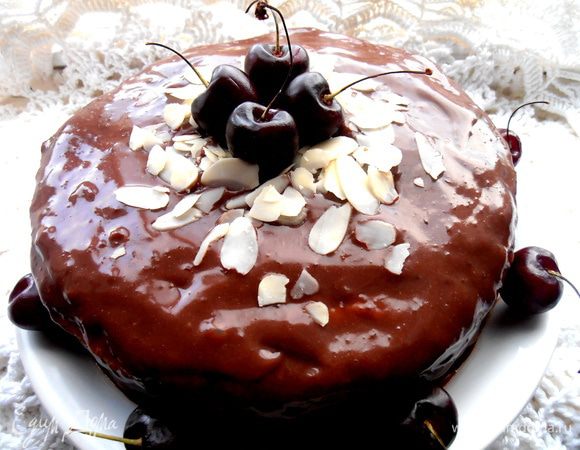 Тортик должен пропитаться в холодильнике, поэтому отрезали уже вечером и фото разреза сделаю завтра утром)))