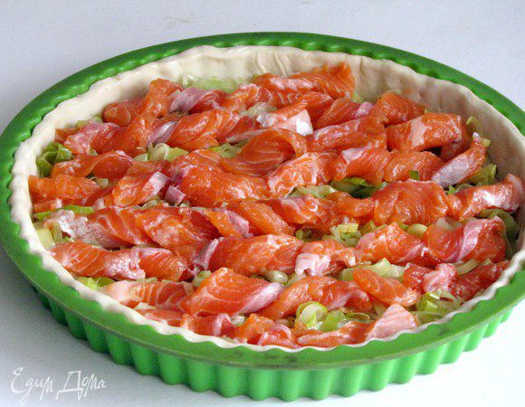 Сверху выложить филе лосося, нарезанного тонкими полосками. Полоски перекрутить.