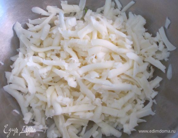 Твёрдый сыр натереть на крупной тёрке.