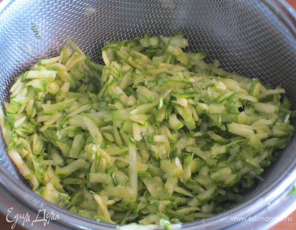  Цукини почистить,натереть на крупной тёрке, хорошо отжать.