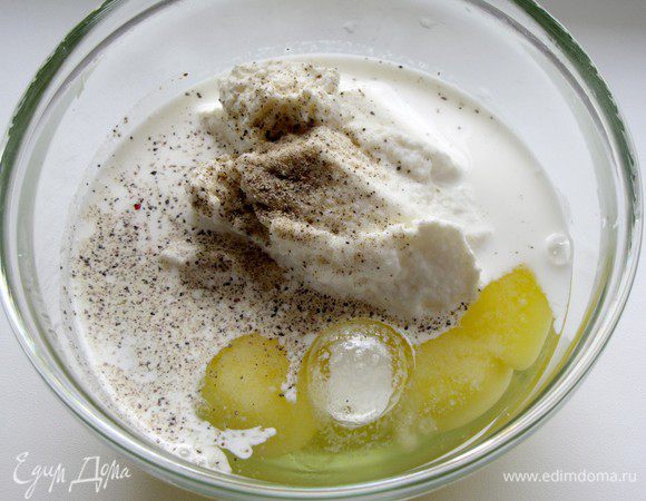 Смешать в миске яйца, рикотту, разбавить сливками. Добавить соль и перец.