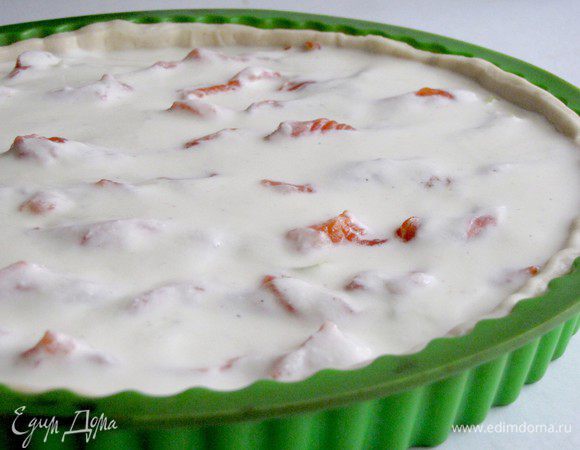 Залить получившимся соусом пространство между кусочками лосося. Запекать при 200 град. 25-35 минут.