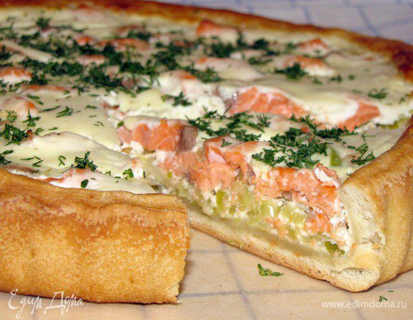 Подавать киш теплым или охлажденным, посыпав укропом, с зеленым салатом. Приятного аппетита!