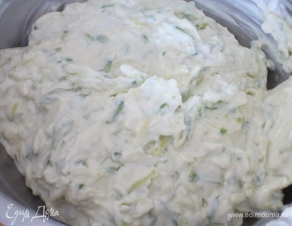 Добавить сливочный сыр, соус Бешамель, твёрдый сыр, половину пармезана, яйцо, соль, перец и тщательно перемешать до однородного состояния.