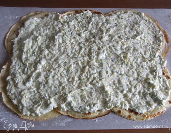 Равномерно распределить сырную массу....