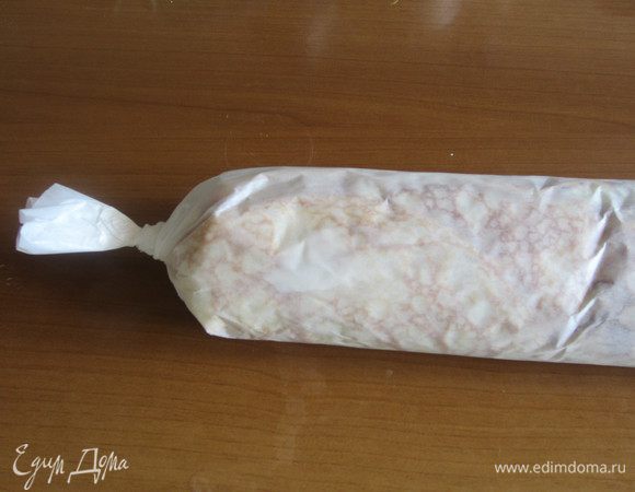 .....скрутить в рулет при помощи пергамента, закрутив концы как у конфеты и перенести швом вниз на противень. Запекать в разогретой до 180 °С духовке 30 минут.