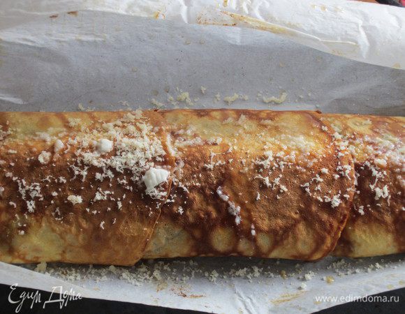 Затем развернуть пергамент,посыпать рулет оставшемся пармезаном и запекать под грилем ещё 5 минут.