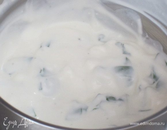 Сливочный соус с базиликом: В сотейнике на водяной бане разогреть сливочный сыр, добавить базилик,молоко, сыр Пармезан, перец, хорошо перемешать, немного прогреть и снять с огня.