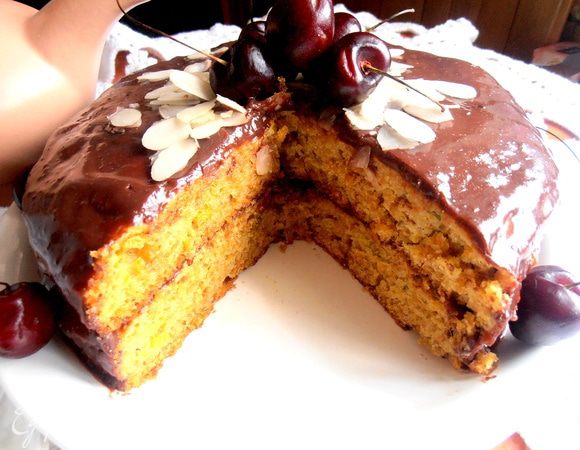 Тортик получился равномерно мягкий,пористый и не тяжёлый на вкус...Благодаря морковке сочный...с пикантным оттенком цитрусовых и имбиря!