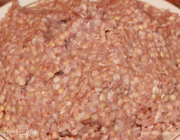 Отвариваем зеленую гречку до полуготовности.  Масса получится клейкая, ее нужно остудить.
