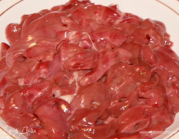 Порезать куриную печень мелким кусочком. Перед этим ее нужно хорошо промыть, откинуть на дуршлак чтобы лишняя жидкость ушла, и высушить бумажным полотенцем: