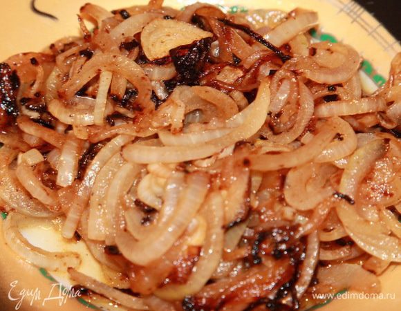 Лук режем и обжариваем на масле: