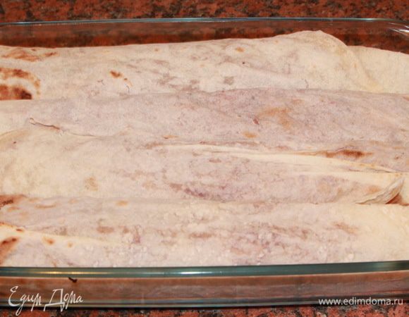 Сворачиваем лаваш в рулет. Далее я его разрезаю на две половины, мне так удобно укладывать в противень:
